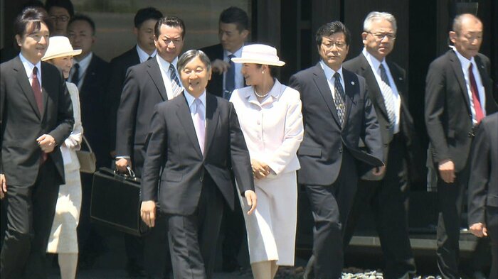 お見送りの秋篠宮ご夫妻と談笑しながら政府専用機に向かう両陛下(羽田空港 17日午前)
