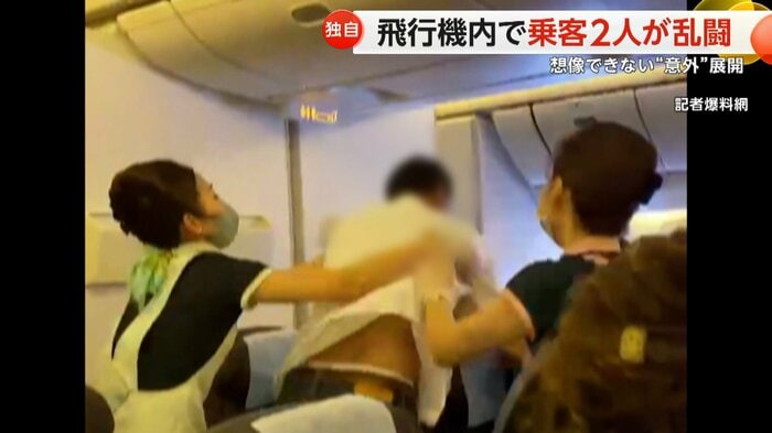 飛行機内で暴れる男