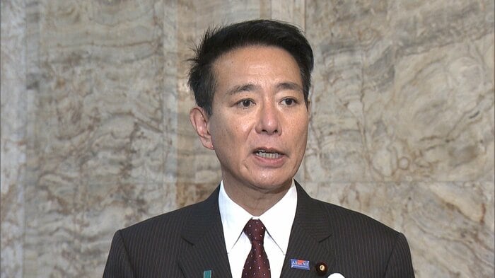 両院議員総会後に囲みインタビューに臨む前原共同代表(2024年12月12日)
