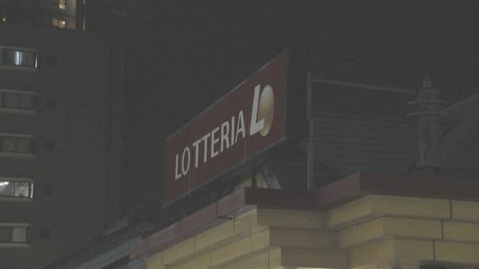 看板の灯りも消えて…