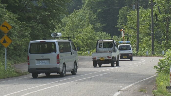 パトロールへと向かう立山町職員ら（19日朝）
