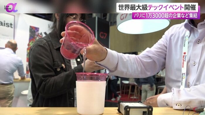 手前のピンクのコップに水が入れられる