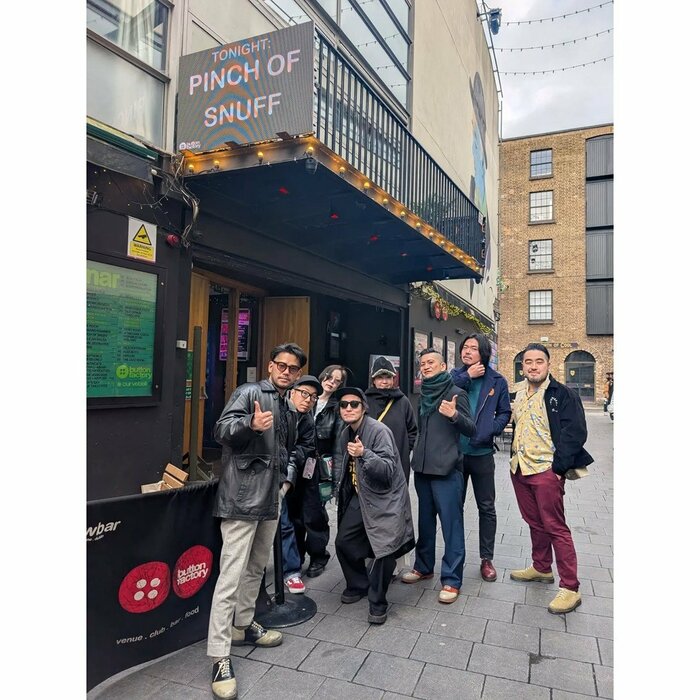 バンドのメンバーと、アイルランド・ダブリンのライブ会場の前で