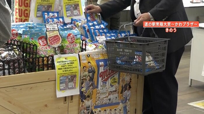 ポップコーンを次々とかごの中に入れる人