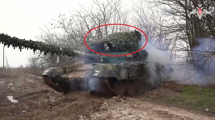 鳥かご装甲/日傘装甲(円内)を砲塔上に取り付けたロシア軍のT-72B3戦車。