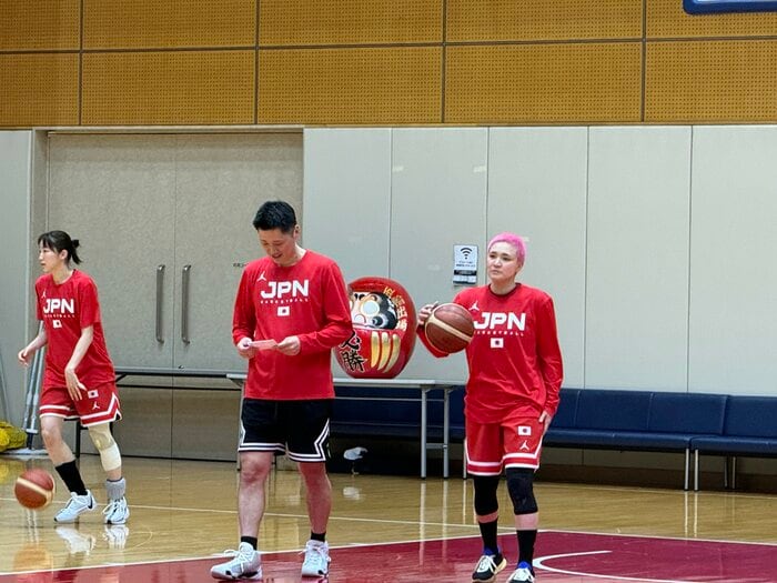 恩塚亨代表監督(中央)と吉田亜沙美選手(右)(1月26日、都内で行われた直前強化合宿)
