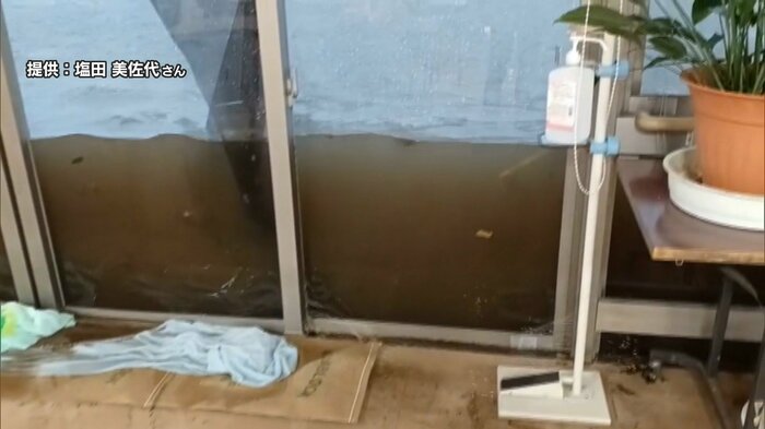 病院の内側から冠水の深さがわかる(6月2日)