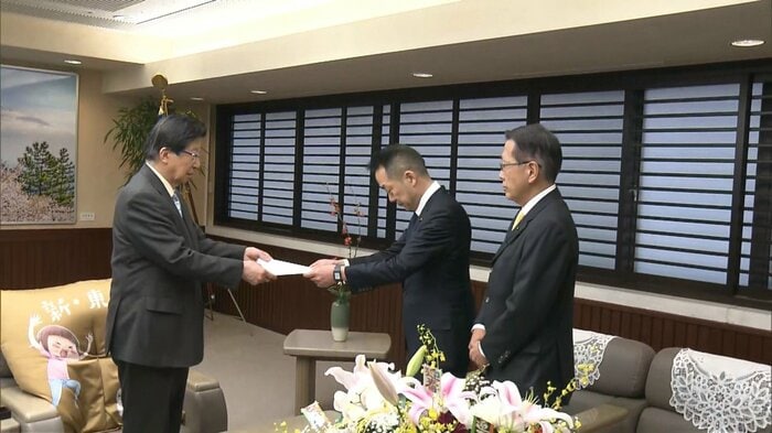 ”抗議”の文面を手渡す自民改革会議・増田代表(1月11日)