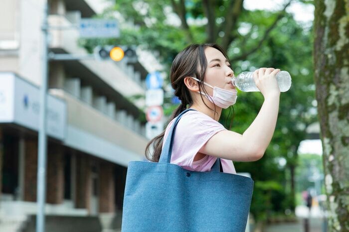 こまめな水分補給が必要(イメージ)