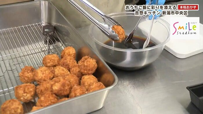 揚げた肉団子に特製ダレを絡める