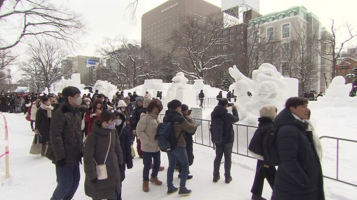 去年の「さっぽろ雪まつり」に訪れる人たち