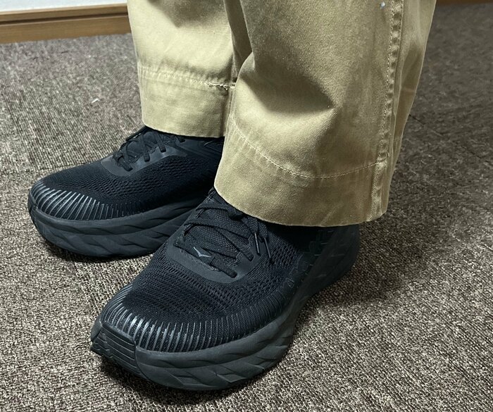 オールブラックカラーならダッドスニーカーでも普通に見せやすい（特集班撮影）