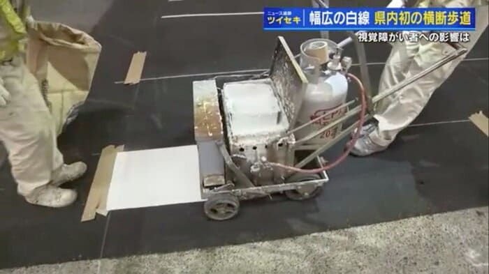 横断歩道の白線を引き直す工事
