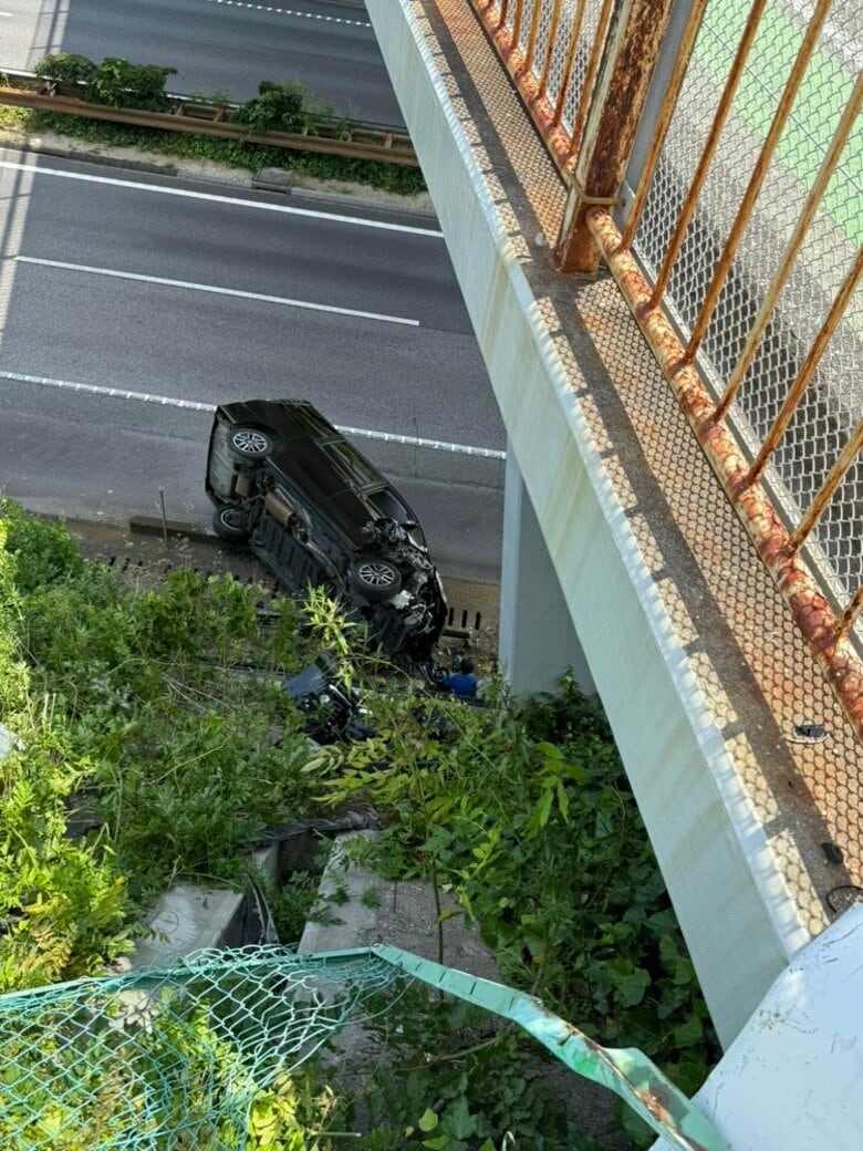【速報】乗用車が東名高速道路に転落　小学生2人搬送　警察が事故の状況を調べる　静岡・浜松市　｜FNNプライムオンライン