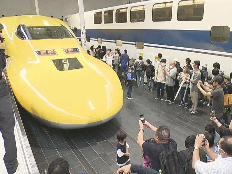 『ドクターイエロー T4編成』リニア・鉄道館で展示始まる 抽選で選ばれた人たちが普段入れない運転台を見学｜FNNプライムオンライン