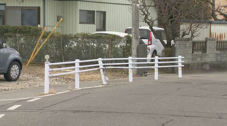 車がガードパイプに衝突　42歳の娘が運転　後部座席の69歳の母親が死亡　現場は緩いカーブ｜FNNプライムオンライン