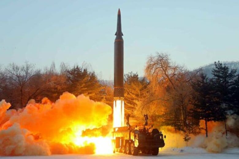 北朝鮮“極超音速ミサイル”の謎 　火星8より細い先端、低空飛行、弾頭部は1980年代の米ミサイルにソックリ？｜FNNプライムオンライン