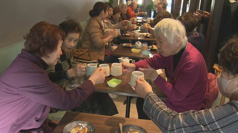 おしゃべりに食事も　「シニア食堂」が盛況　人の輪を広げて「孤立」防ぐ　長野・小諸市｜FNNプライムオンライン