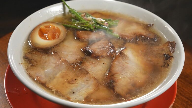 わずか15分で仕上げる“こだわりスープ”とは…豪快チャーシューが人気のラーメン店 目指すは100年続く味｜FNNプライムオンライン