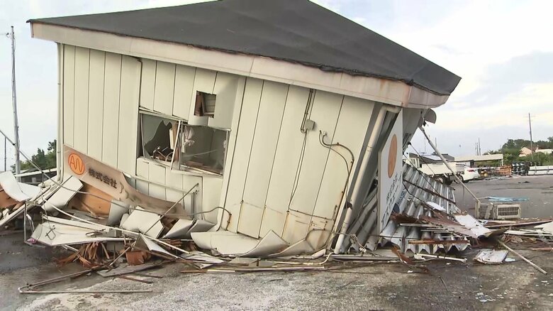 【中継】突風か？2階建て建物の1階部分が倒壊し木材やガラスが散乱…周囲の建物には被害見えず　茨城・つくば市｜FNNプライムオンライン