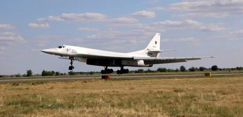 ロシア空軍Tu-160ブラックジャック大型爆撃機(ロシア国防省公式YouTubeより)