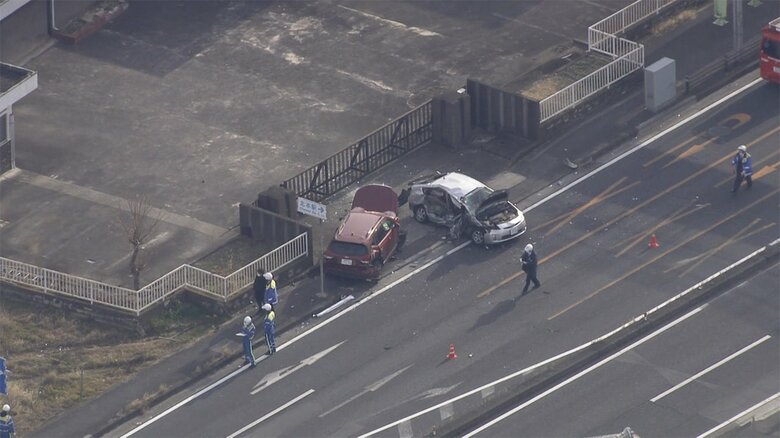 現場付近には、トレーラーが衝突し、大破した車が10台程度確認できた。