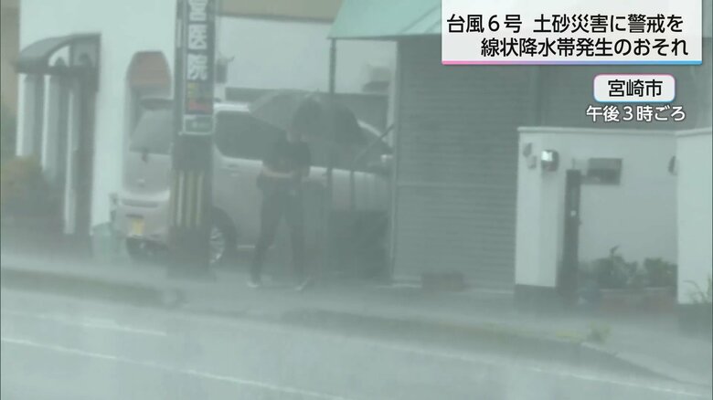（梅雨入りし雨が降る県内の道路）