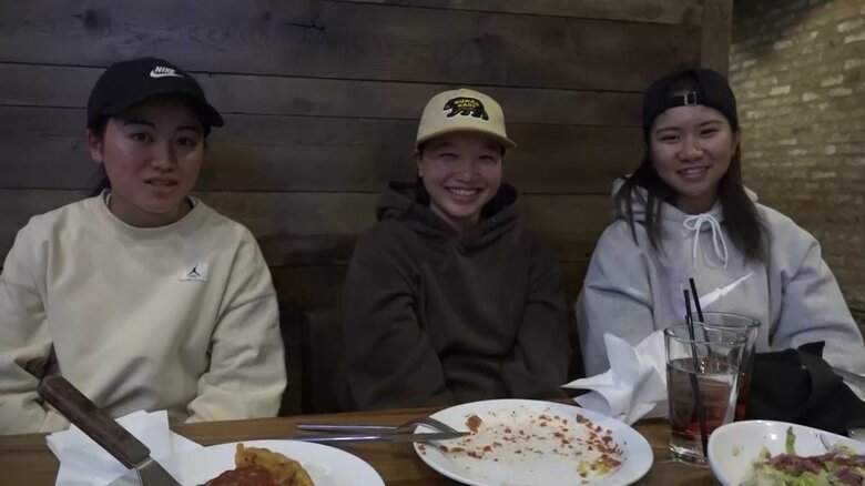 大会前にリラックスした表情を見せる3人（左から中山楓奈(17)、西矢椛(15)、織田夢海(16)）