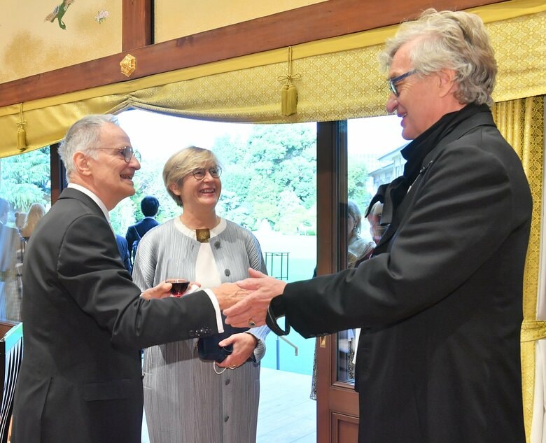 絵画部門受賞者パオリーニ夫妻と　―10月19日明治記念館 ©日本美術協会／産経新聞