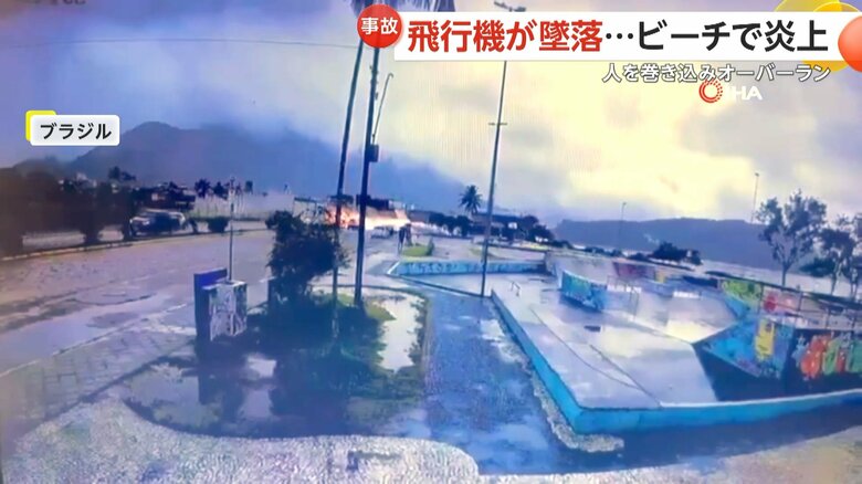 飛行機が着陸に失敗しオーバーラン…炎上しながらビーチに突っ込む瞬間③