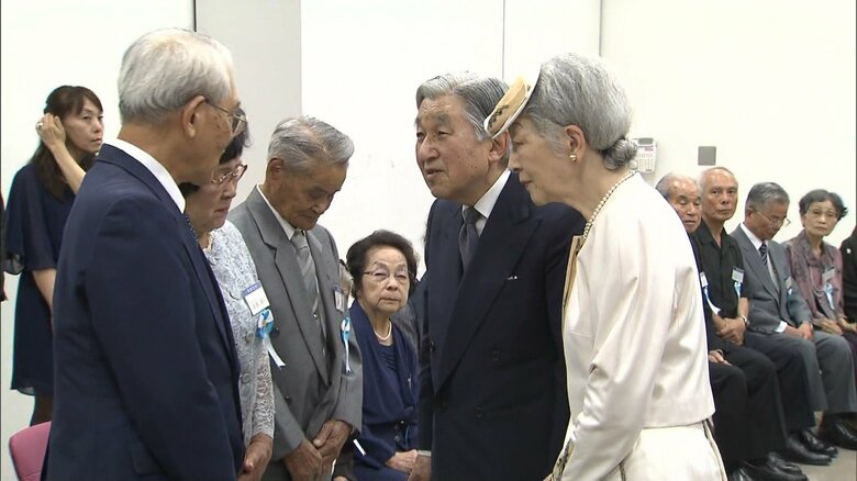 対馬丸の生存者や遺族と会われる上皇ご夫妻（沖縄・那覇市 2014年）
