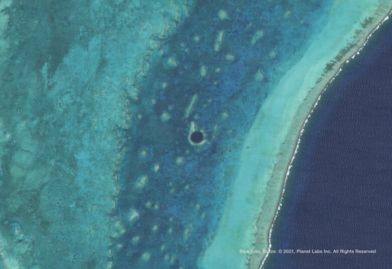 ベリーズのブルーホール（17.31582 , -87.53469）