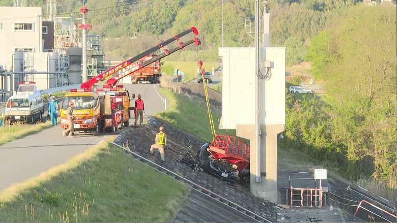レッカーされる事故車両