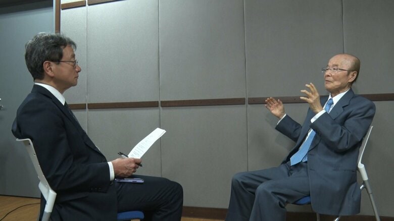 インタビューに答える杉田元官房副長官（2025年3月）