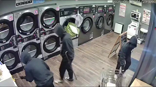 2人はマルチ端末機へ　もう一人はカートで出入口が閉まらないように