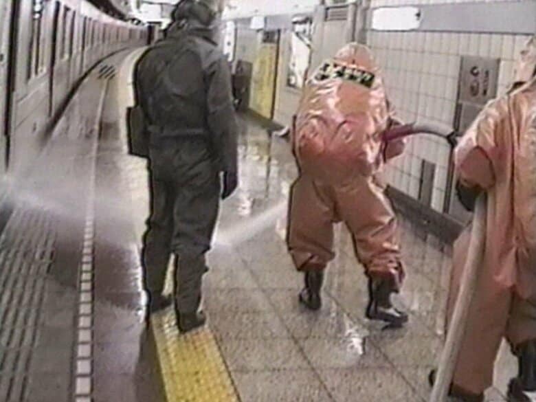 オウム信者は地下鉄車内でサリンが入ったビニール袋を傘で突いた