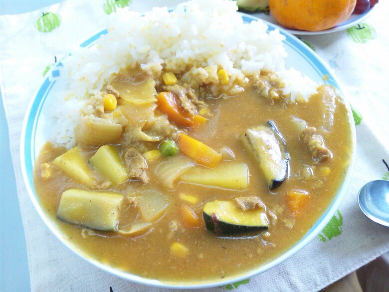 人気メニューの力を借りて。カレーと大豆とナス（画像：松丸奨さん撮影）