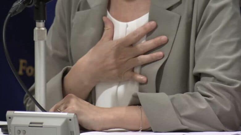 記者会見する女性検事（21日）