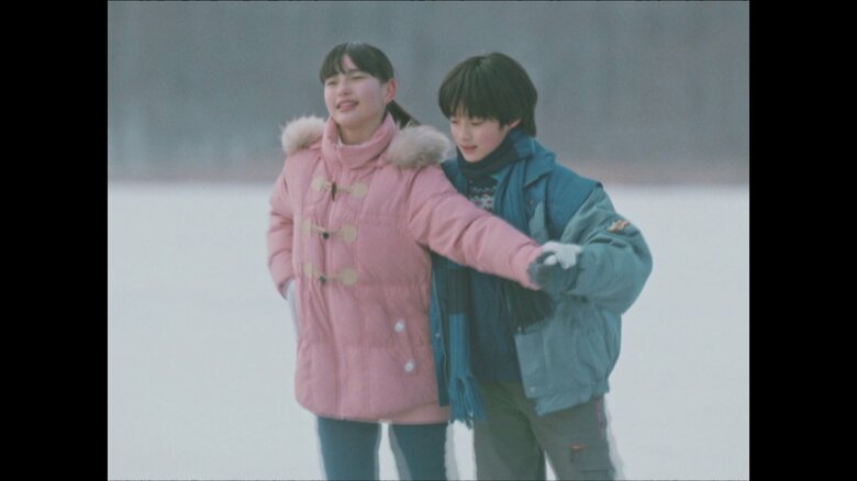 湖でスケートをしながら踊る主人公たち