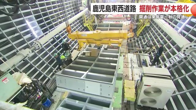 工事ではコンクリートの壁材（中央）を1500枚以上貼り付ける