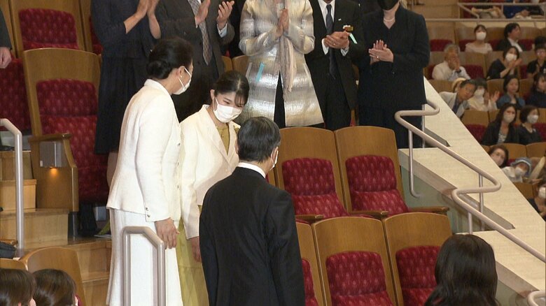 両陛下と愛子さまは、観客の盛大な拍手で迎えられた