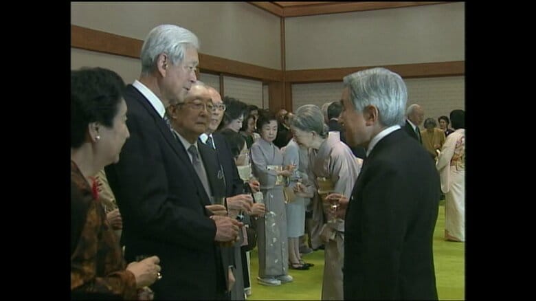 茶会の招待客と懇談される両陛下