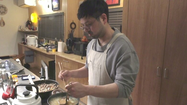 自宅キッチンで夕食作りに集中する前田さん