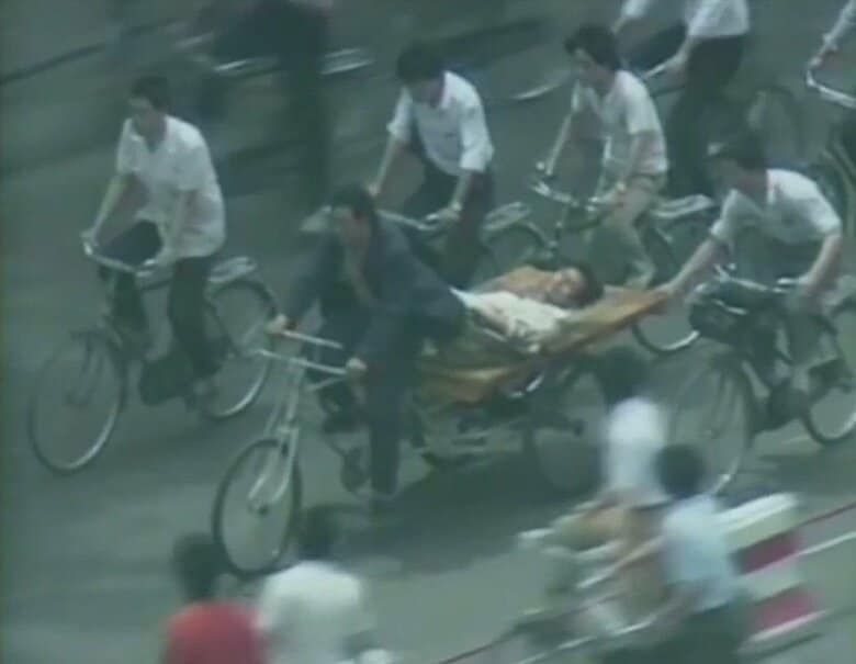 傷ついた仲間を運ぶ若者たち（1989年6月4日）