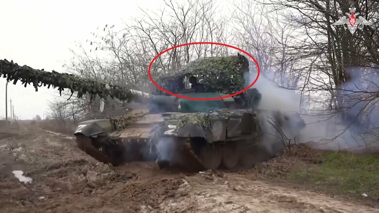 鳥かご装甲/日傘装甲(円内)を砲塔上に取り付けたロシア軍のT-72B3戦車。
