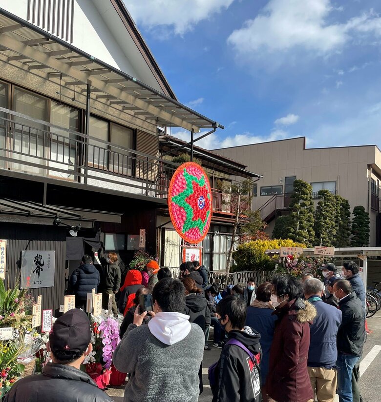 「特級鶏蕎麦 龍介 もてぎ」の外観とお客（画像提供：龍介）