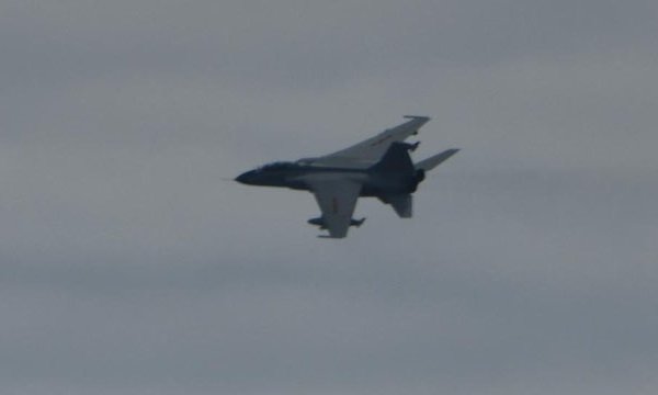 「オランダ海軍フリゲート「トロンプ」の周りを旋回した中国軍のJH-7戦闘爆撃機（オランダ国防省）