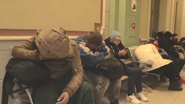 ウクライナから避難した人であふれるポーランド・プシェミシル駅（2月28日）