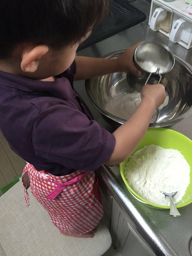 小麦粉を振るう当時2歳の息子さん