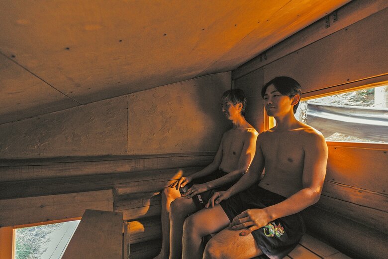 サウナの中でくつろぐ渡邊さん（右）。天井高は座った際の頭の高さから算出した（『小屋を建てる』より）